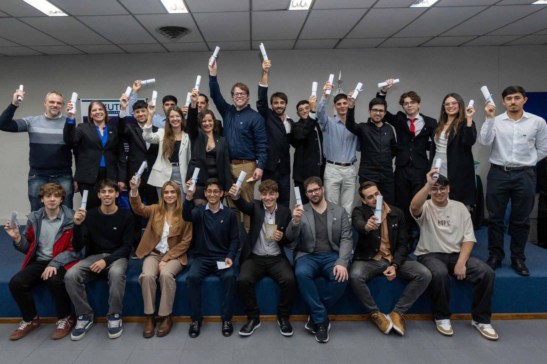 RECIBIERON SUS TÍTULOS LOS GRADUADOS Y LAS GRADUADAS DE LAS TECNICATURAS UNIVERSITARIAS EN PROGRAMACIÓN Y EN SISTEMAS
